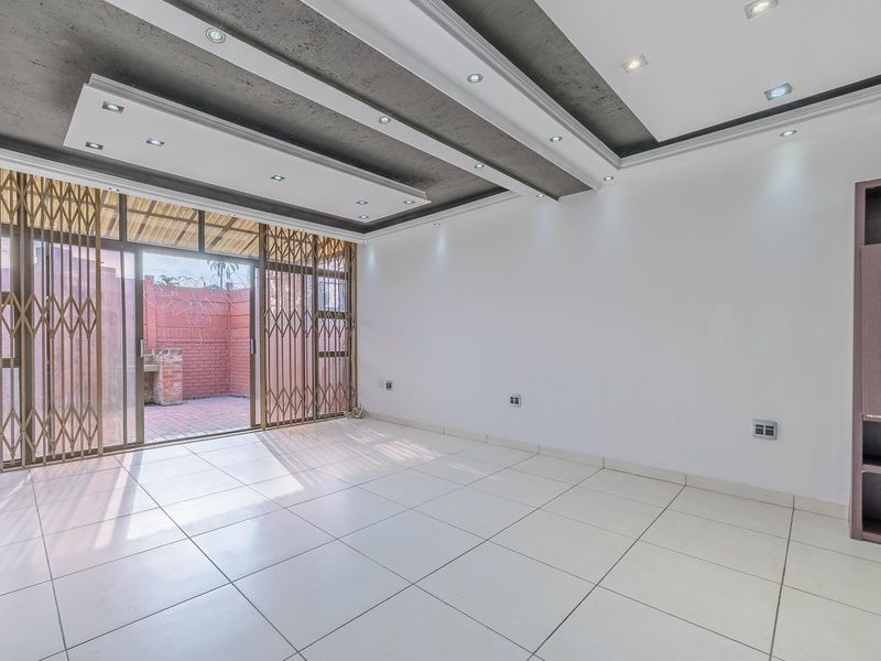 2-Bedroom Home with Pool in Fields Hill, Pinetown - Photo 3