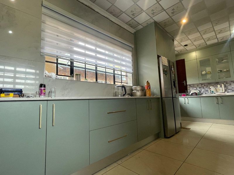 EXCEPTIONAL 5BEDROOM FAMILY HOME WITH 3POTENTIAL INCOME-GENERATING COTTAGES FOR SALE IN SUNWARD PARK - Photo 7