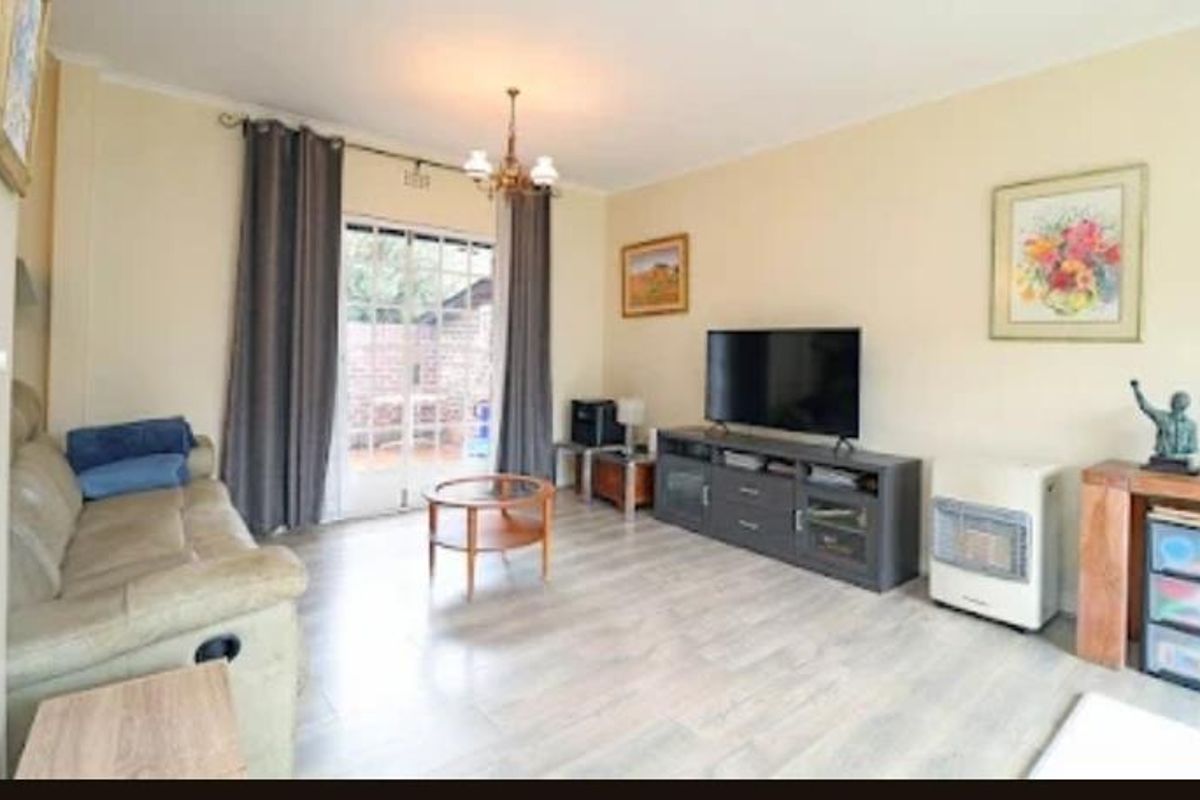 2 Bedroom Duplex Townhouse in beautiful complex - Photo 3