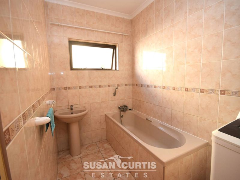 Live & Earn: 3-Bedroom House with Rental Flats! - Photo 10