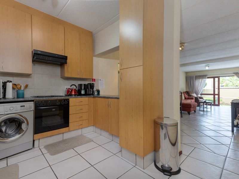 ESCAPE TO TRANQUILITY: YOUR DREAM 2 BEDROOM GAREDEN APARTMENT IN SUNNINGHILL’S VIA VERCELLI ESTATE - Photo 2