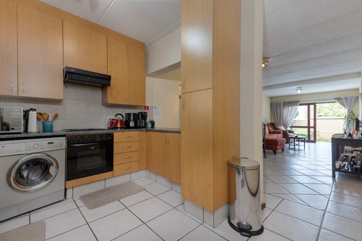 ESCAPE TO TRANQUILITY: YOUR DREAM 2 BEDROOM GAREDEN APARTMENT IN SUNNINGHILL’S VIA VERCELLI ESTATE - Photo 2