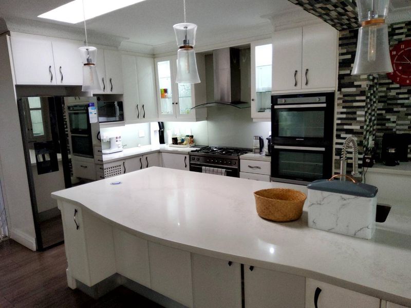 ***Exquisite Family Home in Quiet Neighborhood** - Photo 2