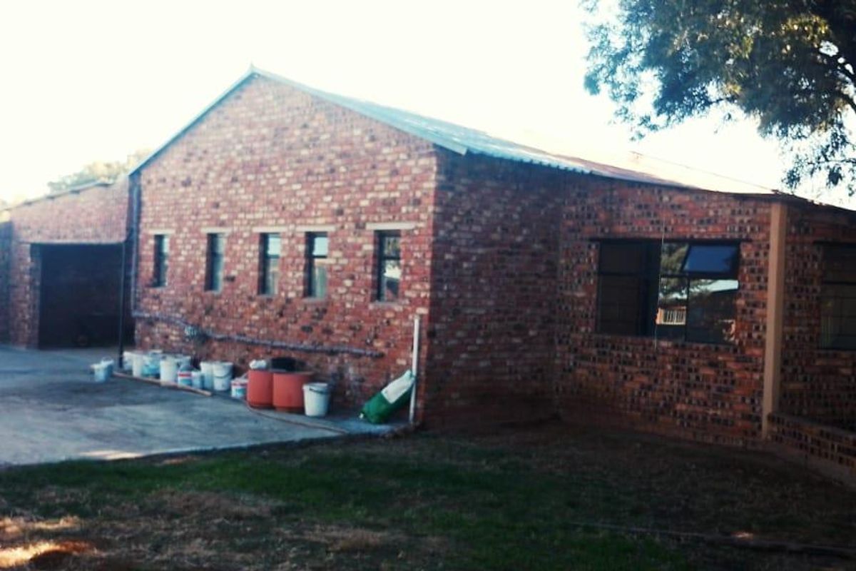 SMALL HOLDING CONSITS OF TWO HOUSES .GREAT INVESTMENT. EQUIPED WITH A TWO TOWER ERRIGATION PIVOT - Photo 5