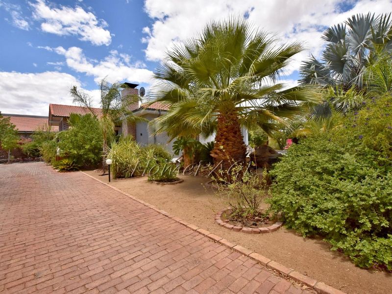 Omaruru:  Elaborate, Luxurious Home is for Sale - Photo 3