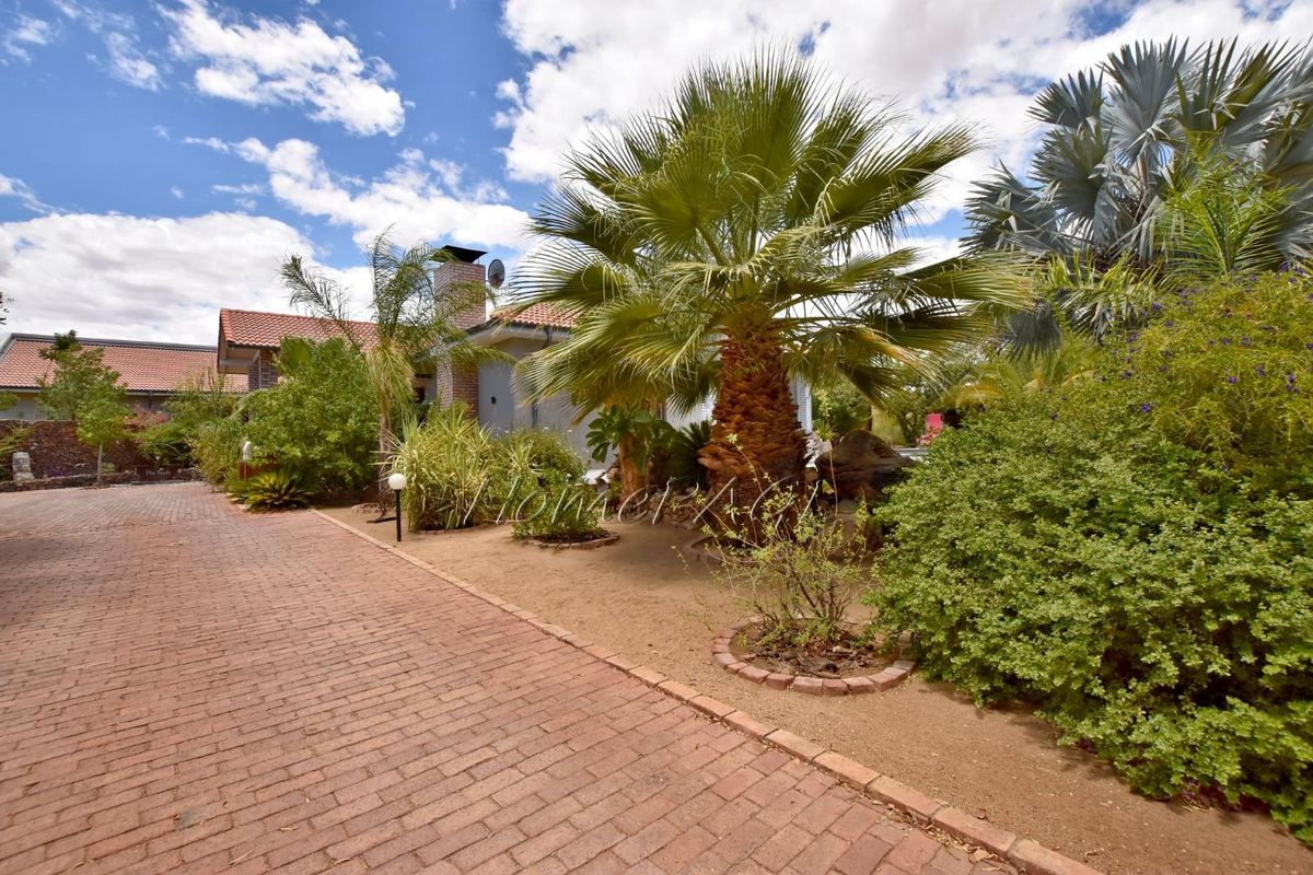 Omaruru:  Elaborate, Luxurious Home is for Sale - Photo 3