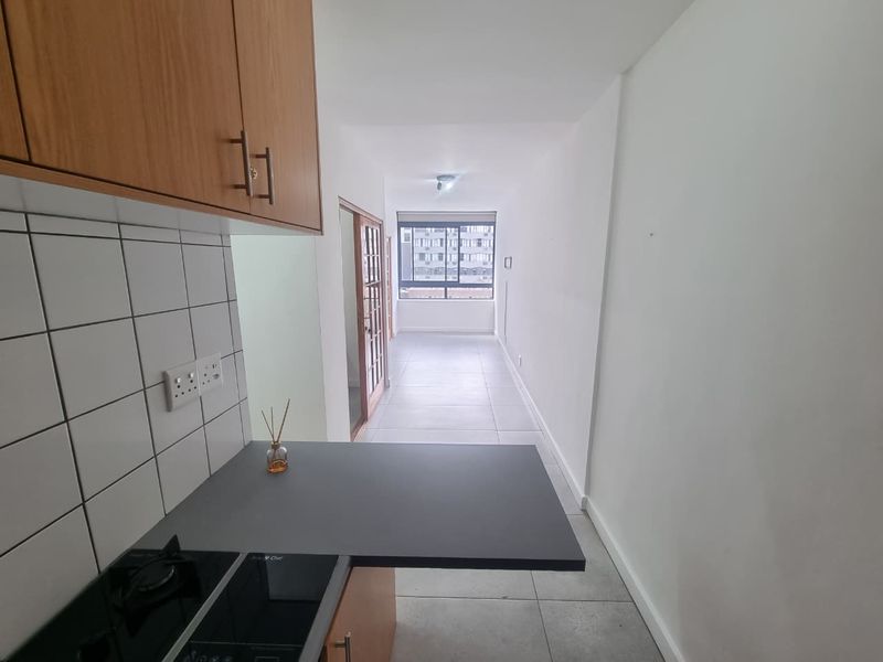 Modernized Semi-Furnished Two-Bedroom Apartment To Let in Cape Town City Centre - Photo 8