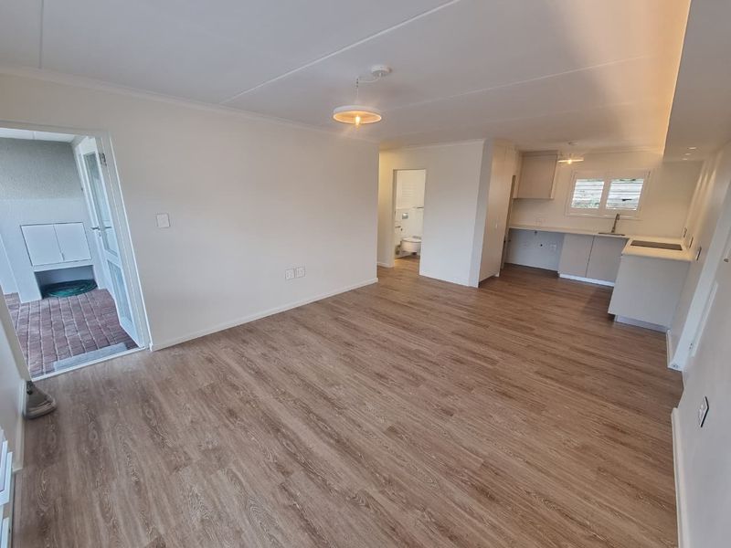 New Renovated Unfurnished 2-Bedroom Ground Floor To Rent in Blaauwbergstrand - Photo 3