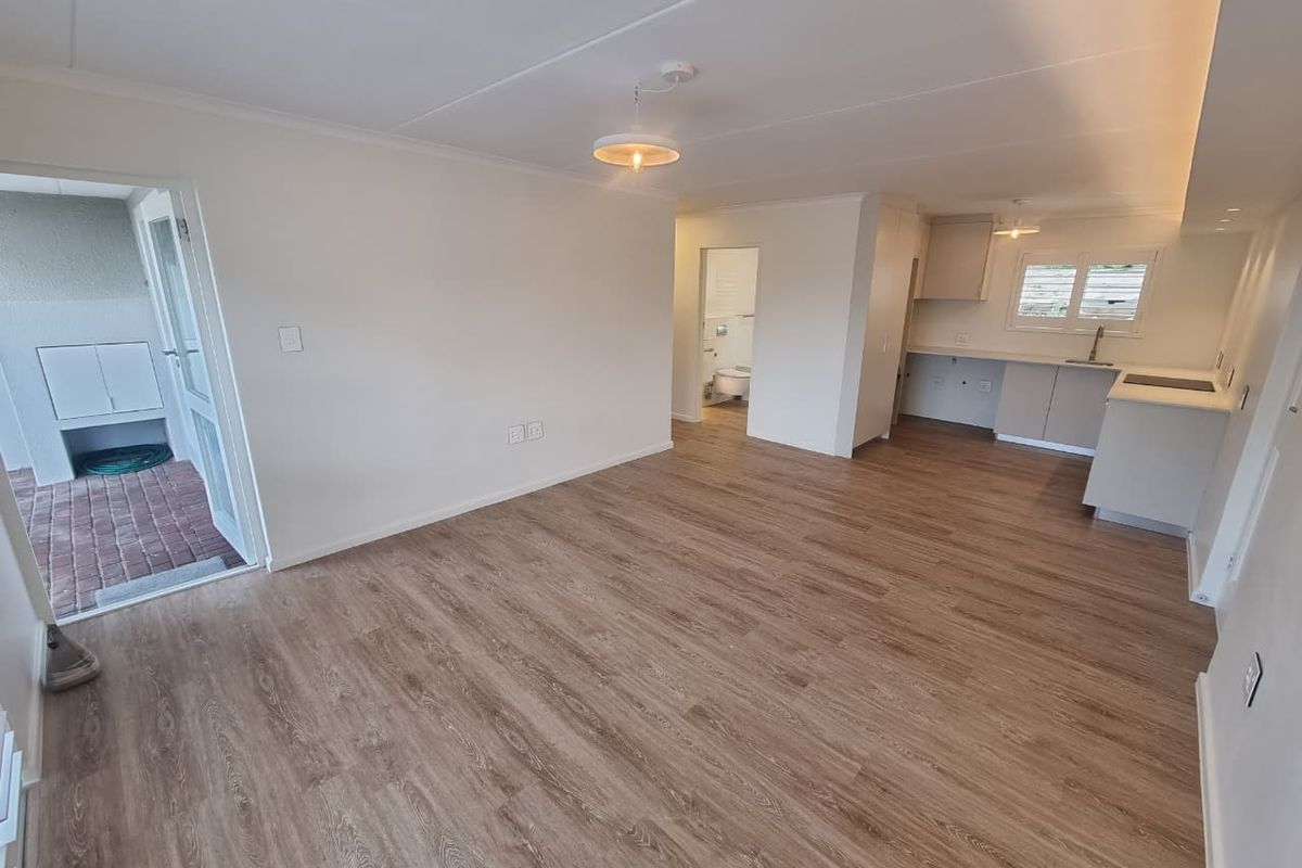 New Renovated Unfurnished 2-Bedroom Ground Floor To Rent in Blaauwbergstrand - Photo 3