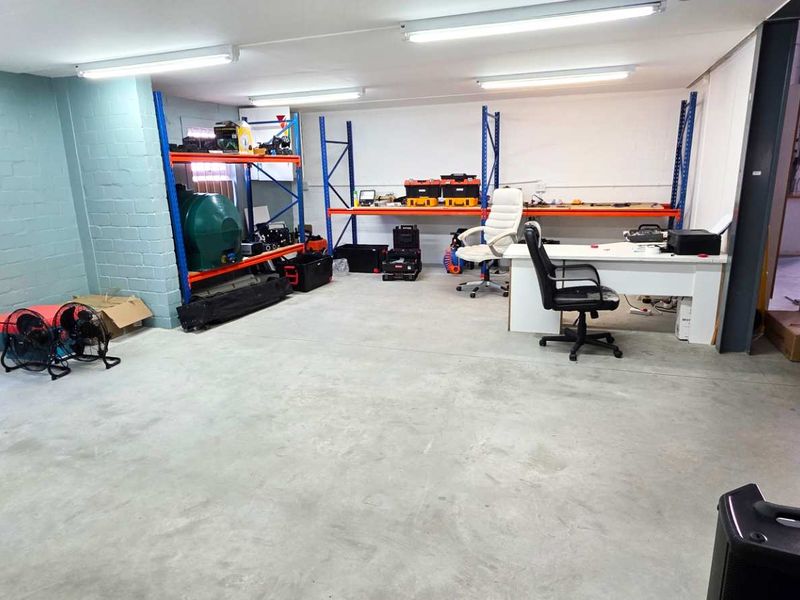 Double Volume Warehouse in Excellent Condition - Photo 9