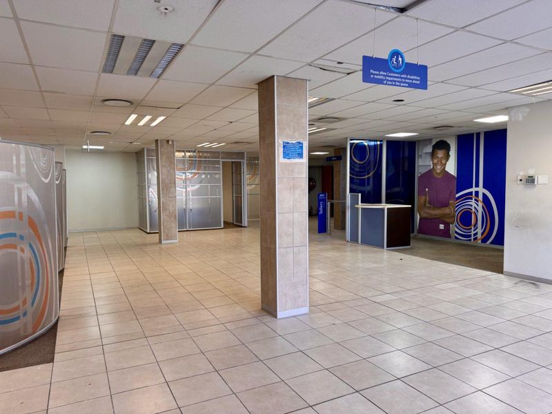 A Premium Retail Space - Photo 9