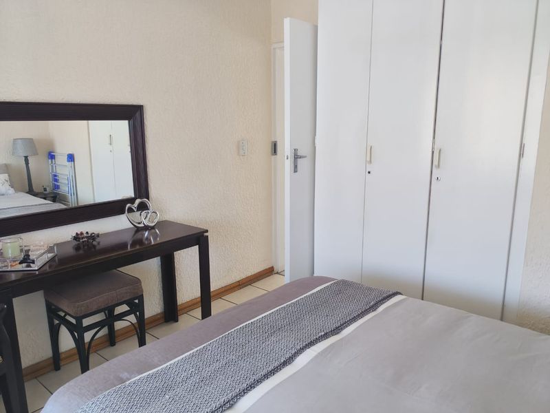 2 Bedroom first floor unit for the young professional, Great complex - Photo 8