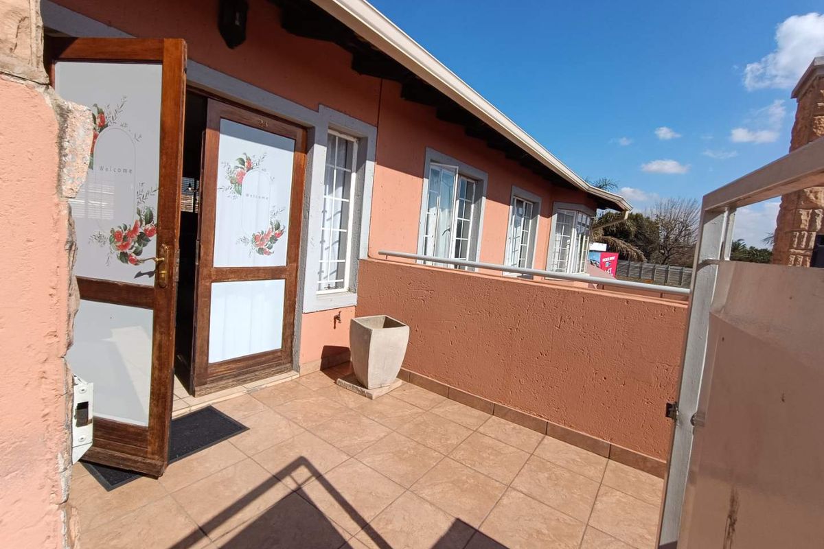 A beautifully maintained villa in the highly sought-after suburb of Glen Marais is now available for sale in the exclusive Complex of Villa Zanru - Photo 2