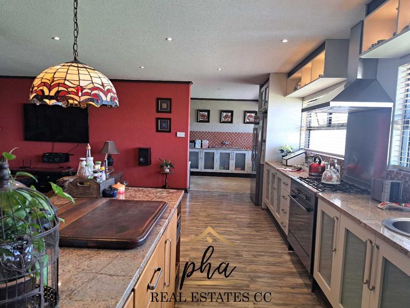 Entertainer’s Delight!!!! Spacious 5 bedr family home with indoor pool for sale in Walvis Bay, selling for N$10.5 mil - Photo 6