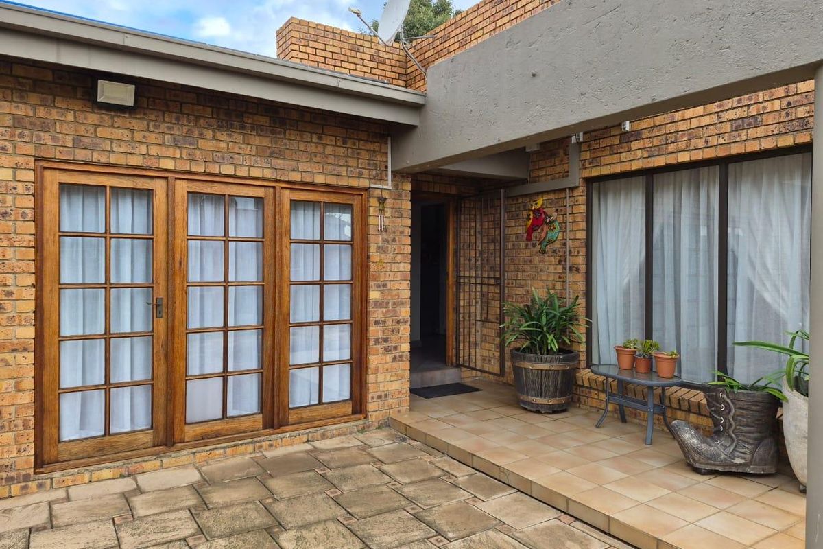 **Charming Free-Standing Home in Secure Estate** - Photo 3