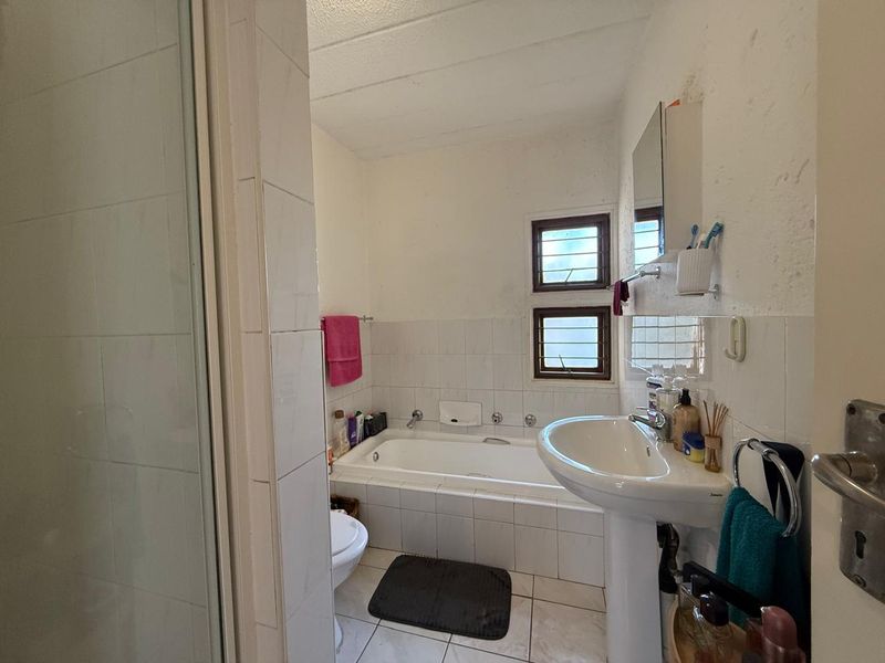 Charming 2-Bedroom Apartment in Sandown - Sole Mandate - Photo 6