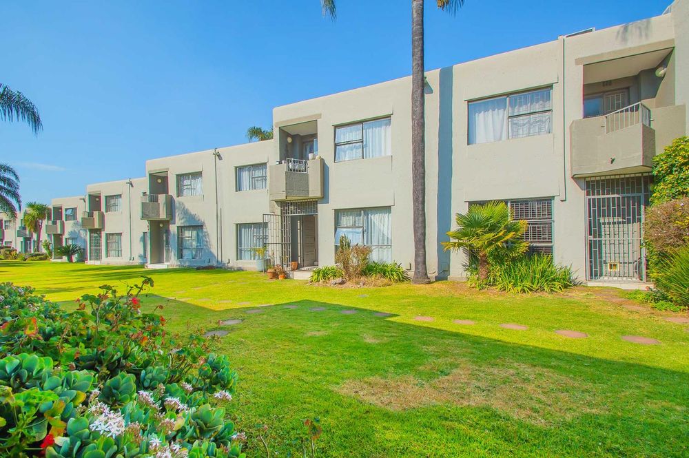 Rolling communal lawn entrance