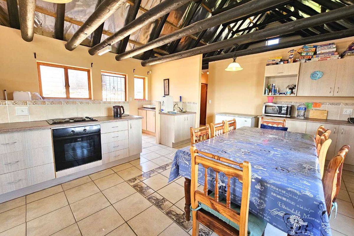 Five bedroom family home for sale in Stilbaai-Wes. - Photo 5
