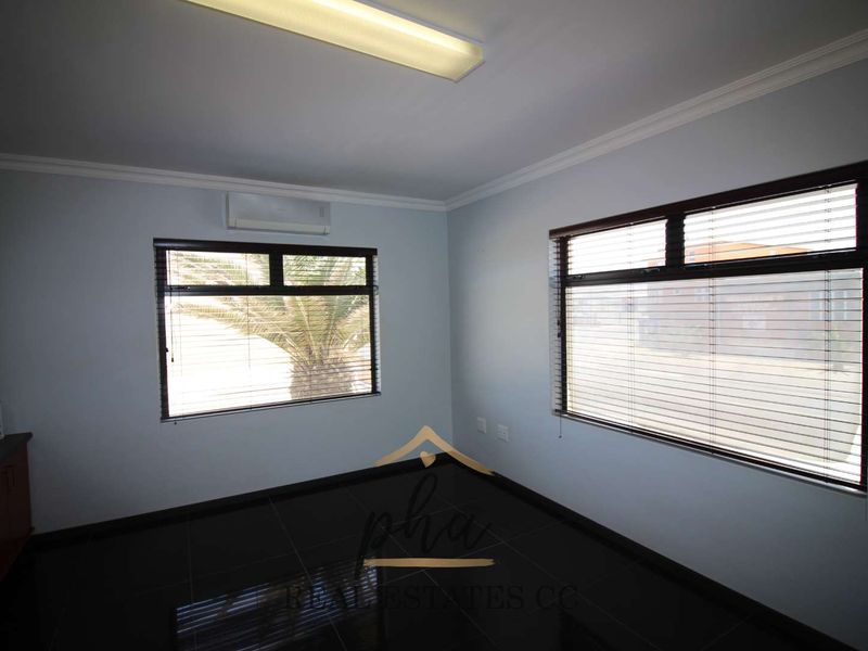 Various building on one large plot if for sale - Swakopmund (Industrial) - Photo 10