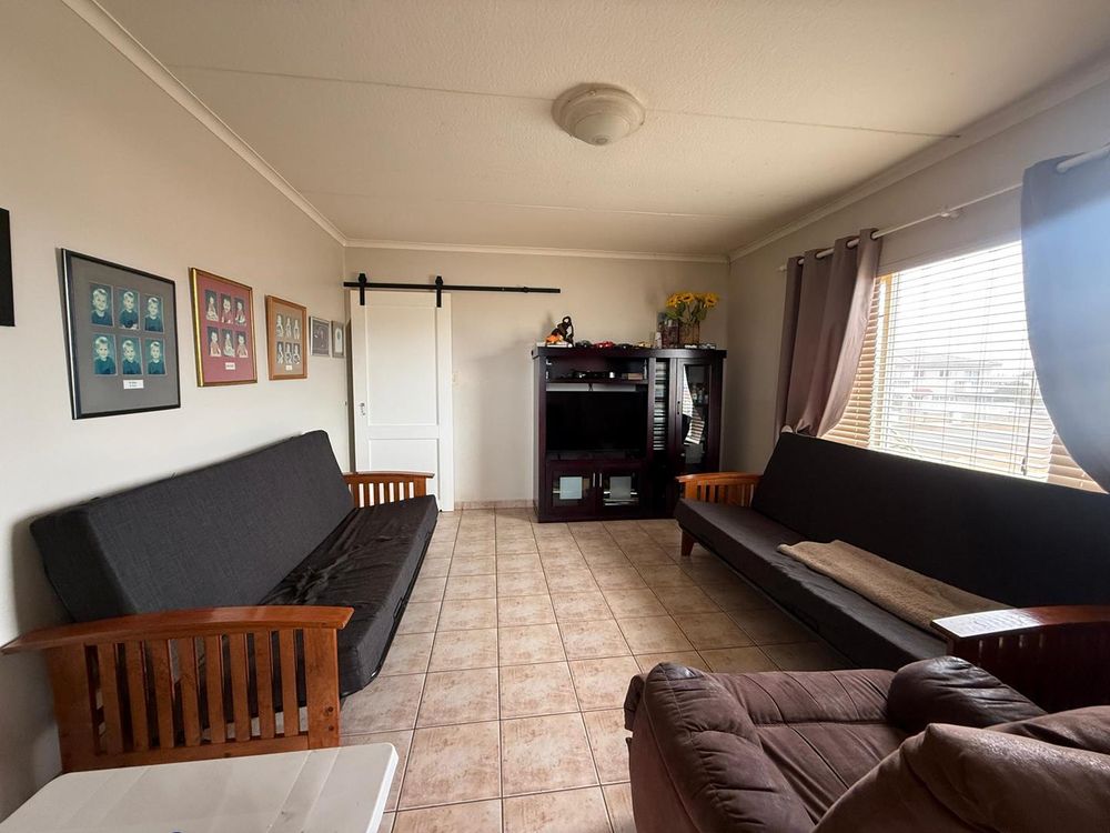 Second lounge with balcony