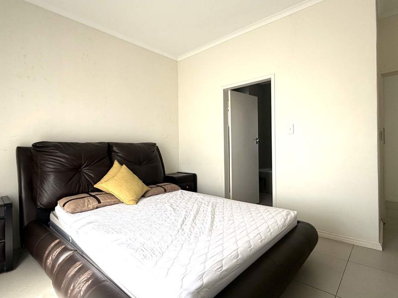 A spacious 3 bedroom, 2 bathroom in a secure estate. - Photo 8