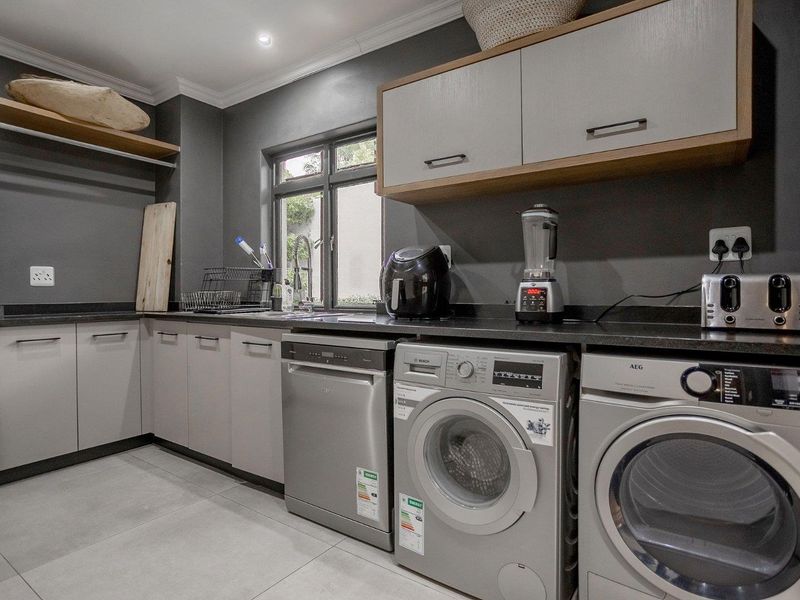 Fully renovated exquisite family home - Photo 8