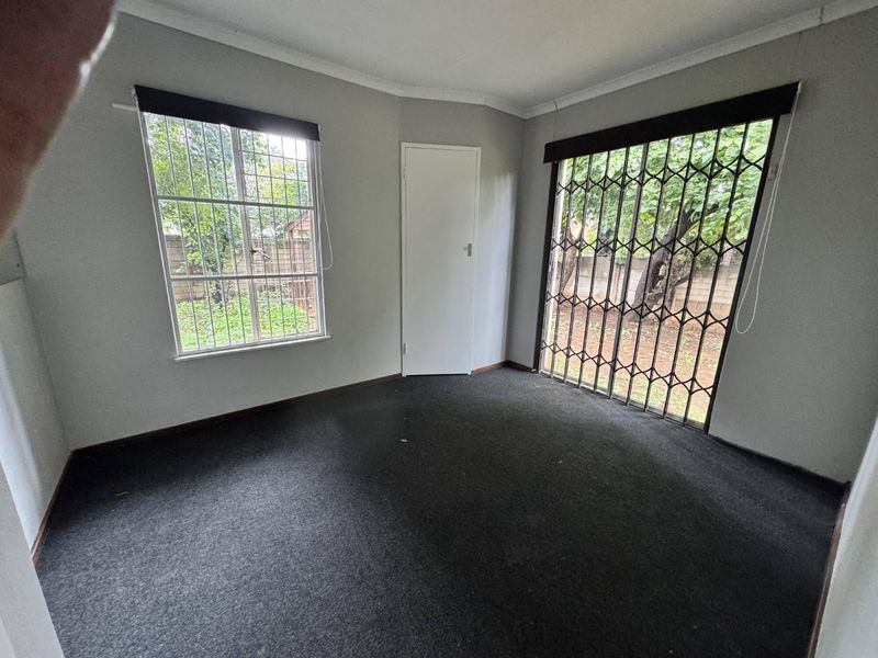 Elegant 4 Bedroom Family Home with Exceptional Entertainment Areas in Rooihuiskraal - Photo 10