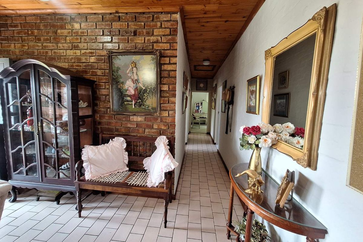 Charming 4 Bedroom Home in Boggomsbaai: Perfect for Reirement or Family Retreat - Photo 5