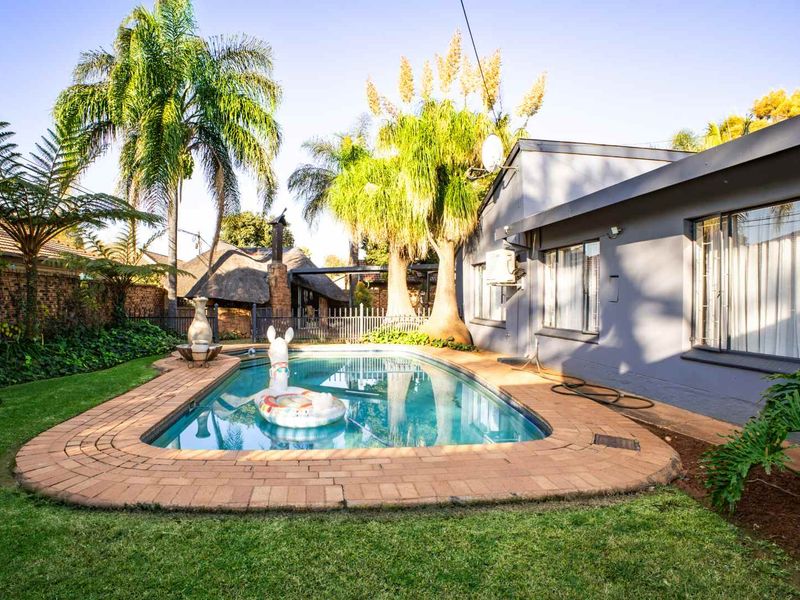 4 Bedroom Beauty For Sale in Waverley - Photo 1