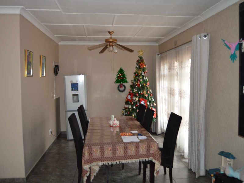 Four bedroom house with a flatlet in New Redruth - Photo 4