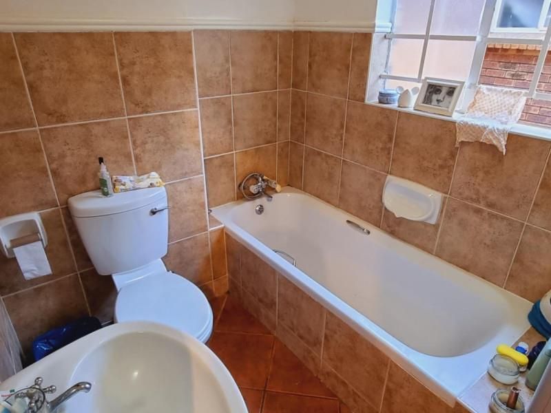 For Rent: Prime Location 2-Bedroom Townhouse - Photo 9