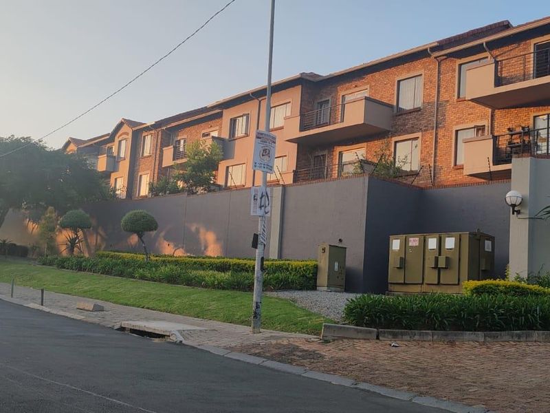 Cozy Midrand Living: Your Dream Apartment! - Photo 2