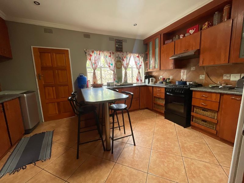 Charming Family Home with Garden Cottage and Jacuzzi - Photo 3