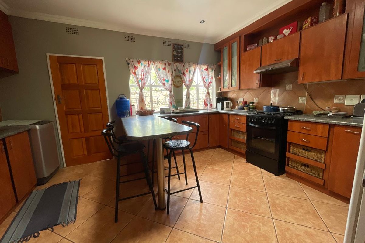 Charming Family Home with Garden Cottage and Jacuzzi - Photo 3