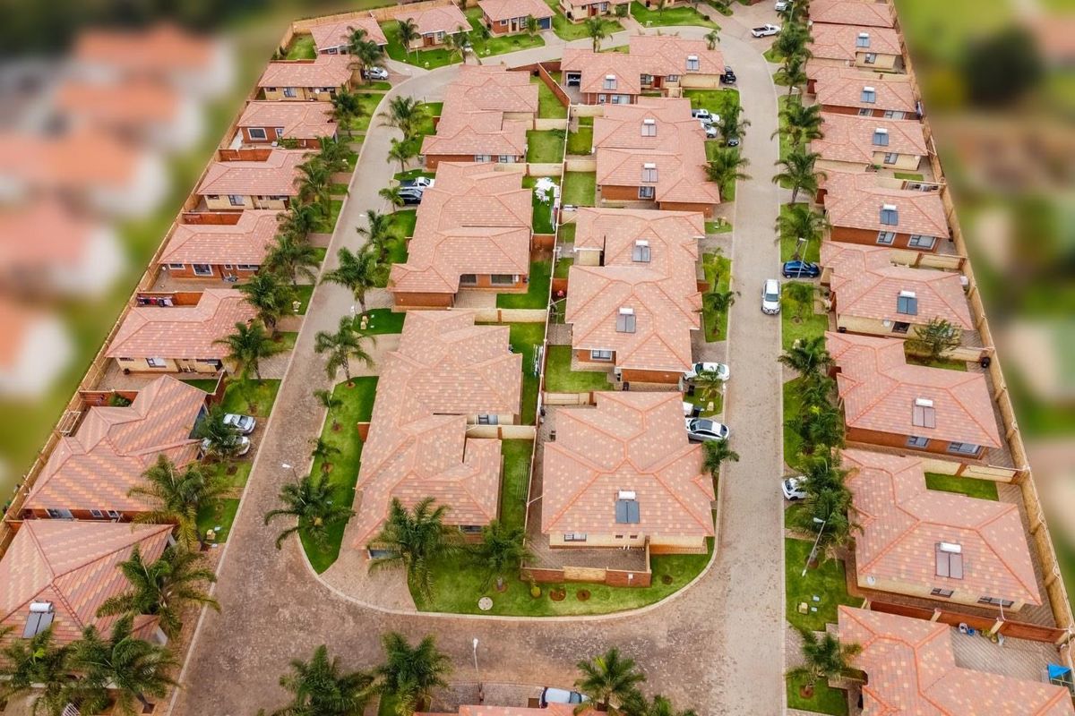 Contemporary Elegance in Secure Complex – Call Now! - Photo 2