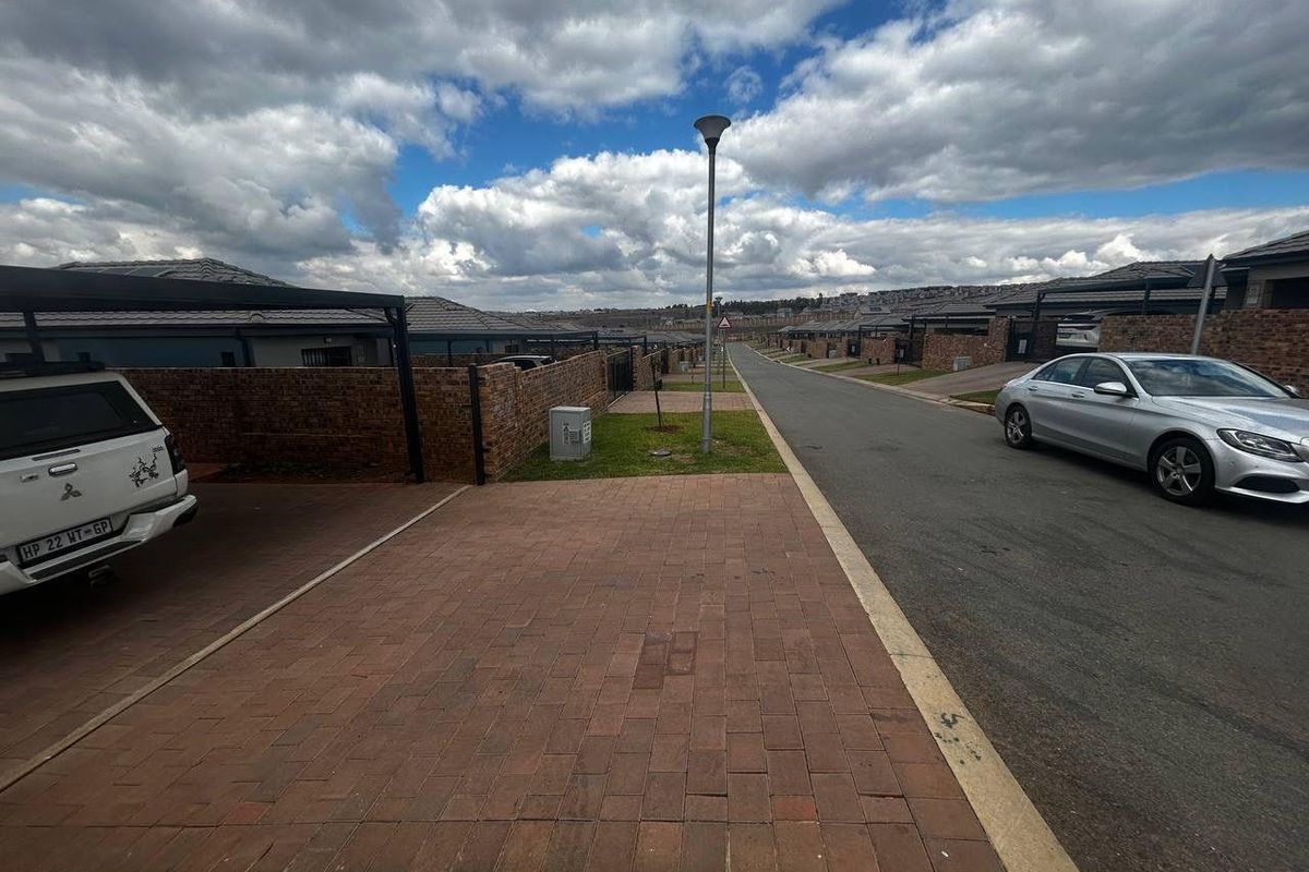 Modern family Living in Lion Pride Estate, Randburg🏠 - Photo 2