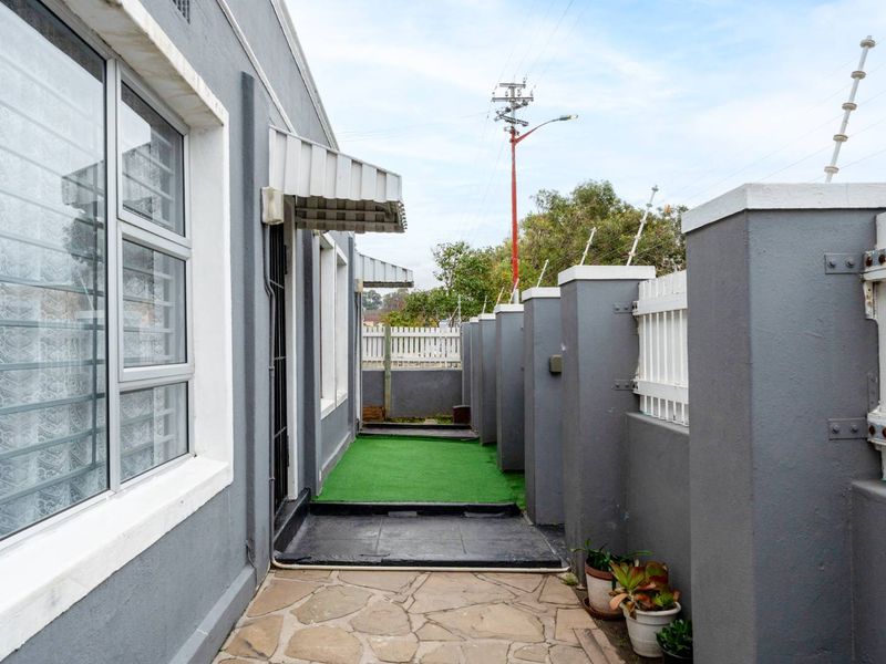 Welcome Home to Wynberg Upper: Space, Security & Endless Possibilities - Photo 2