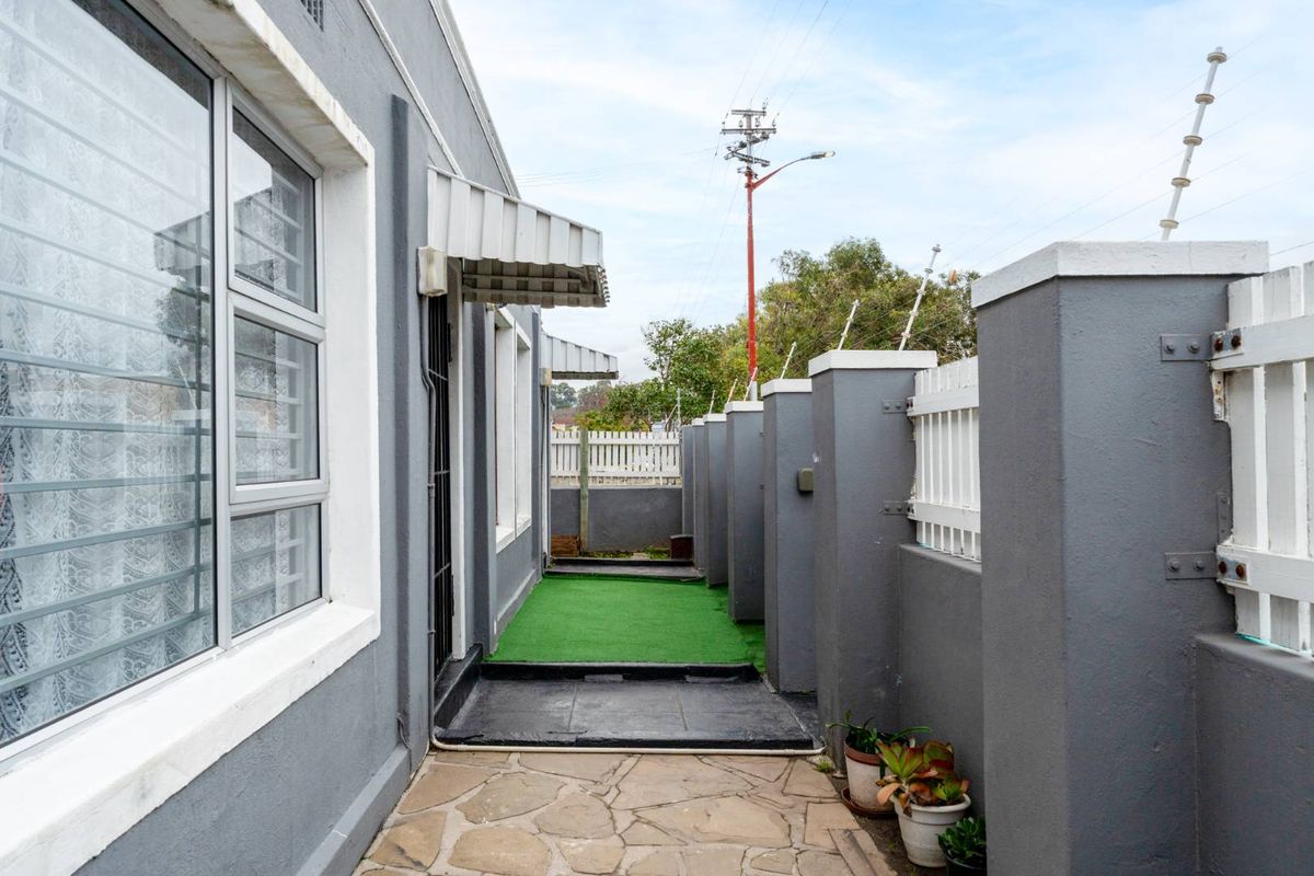 Welcome Home to Wynberg Upper: Space, Security & Endless Possibilities - Photo 2