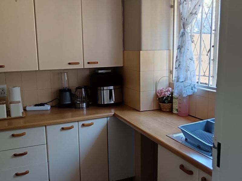 2 Bedroom Apartment for Sale in Croydon - Photo 6