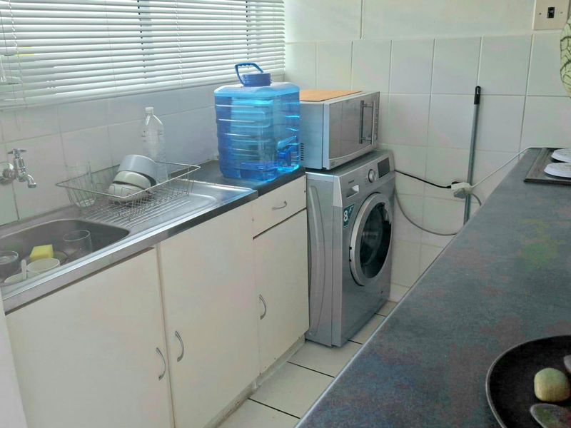 AIRBNB unrenovated 3rd floor bachelor apartment - Photo 4