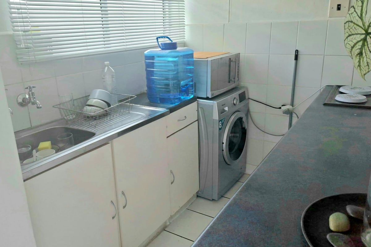 AIRBNB unrenovated 3rd floor bachelor apartment - Photo 4