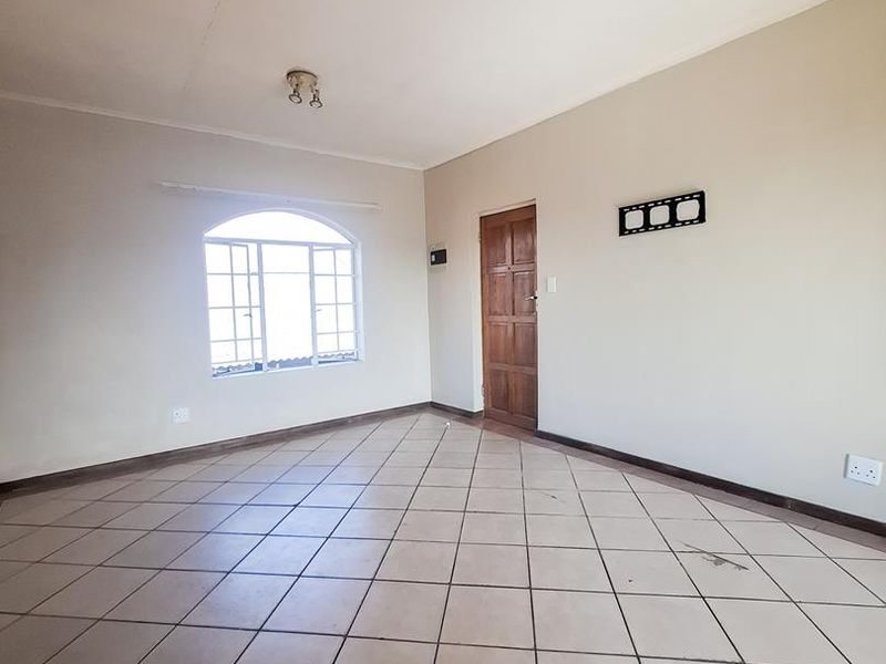 Charming 2-Bedroom Apartment in Windmill Complex, Mooikloof Ridge Estate - Photo 2