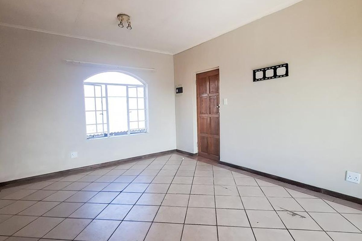 Charming 2-Bedroom Apartment in Windmill Complex, Mooikloof Ridge Estate - Photo 2