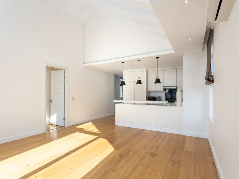 Luxurious Unfurnished Two-Bedroom Polo Village Apartment on Val de Vie Estate - Photo 8