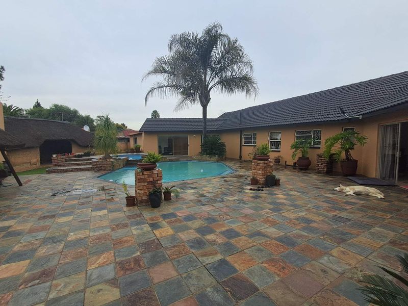 Dual Living Dream: Main House & Cottage for Family or Rental - Photo 8