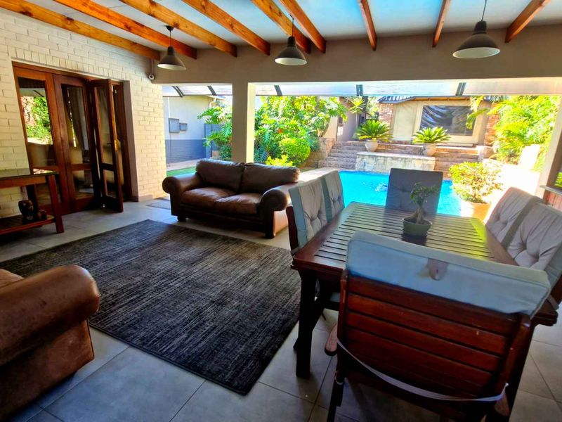 IMPECCABLE FAMILY HOME - Photo 2