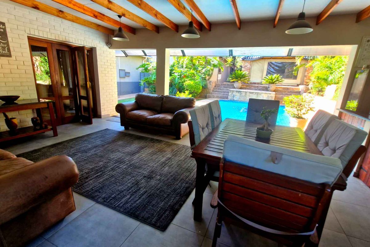 IMPECCABLE FAMILY HOME - Photo 2