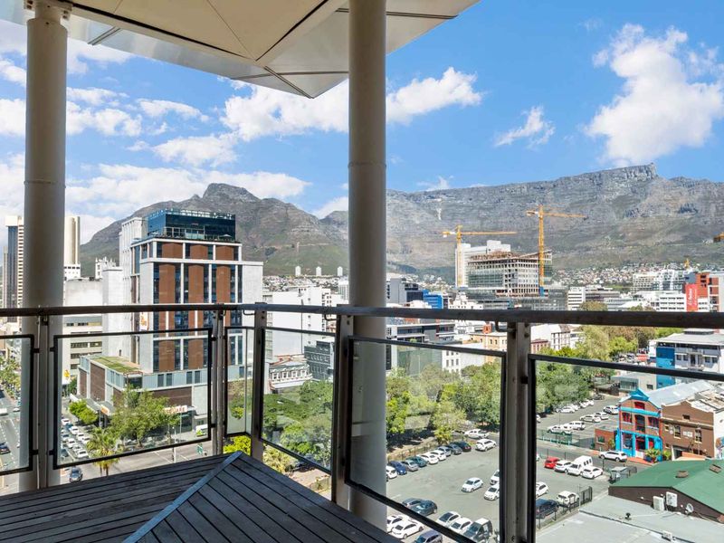 Top Floor Apartment with Mountain Views - Photo 3