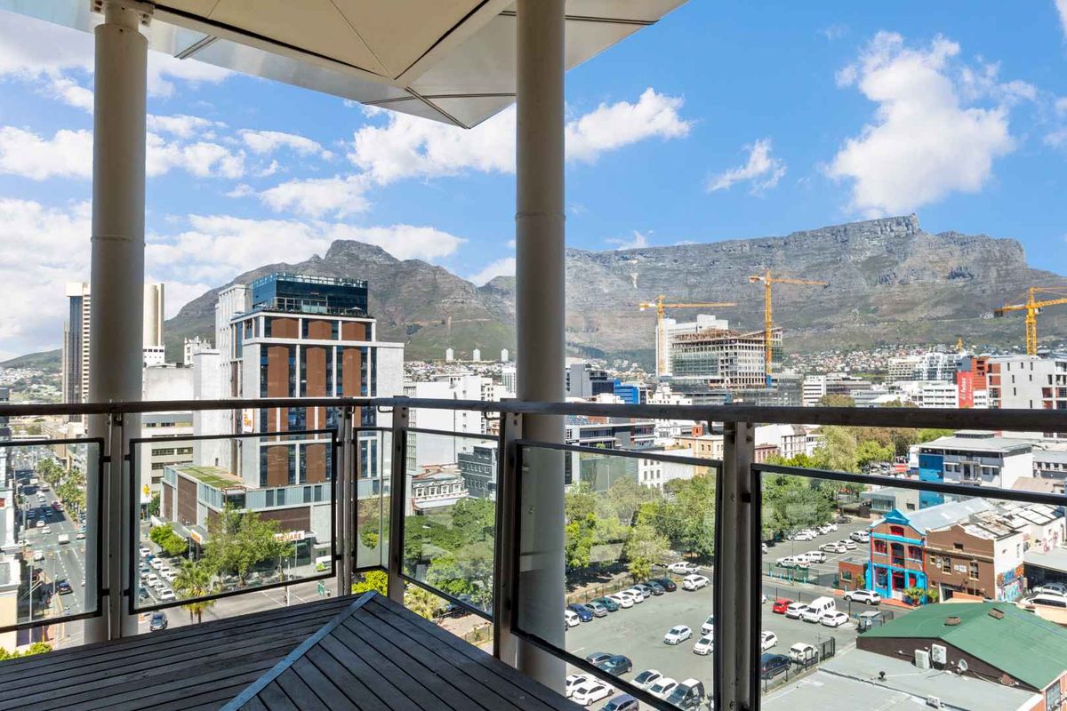 Top Floor Apartment with Mountain Views - Photo 3