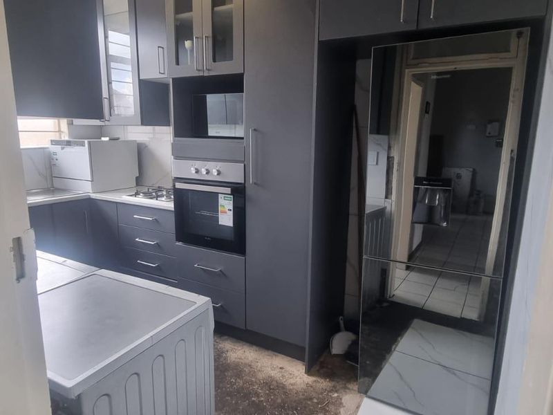 This lock up and go upstairs Modern unit is up for grabs in a lovely quiet security complex - Photo 10